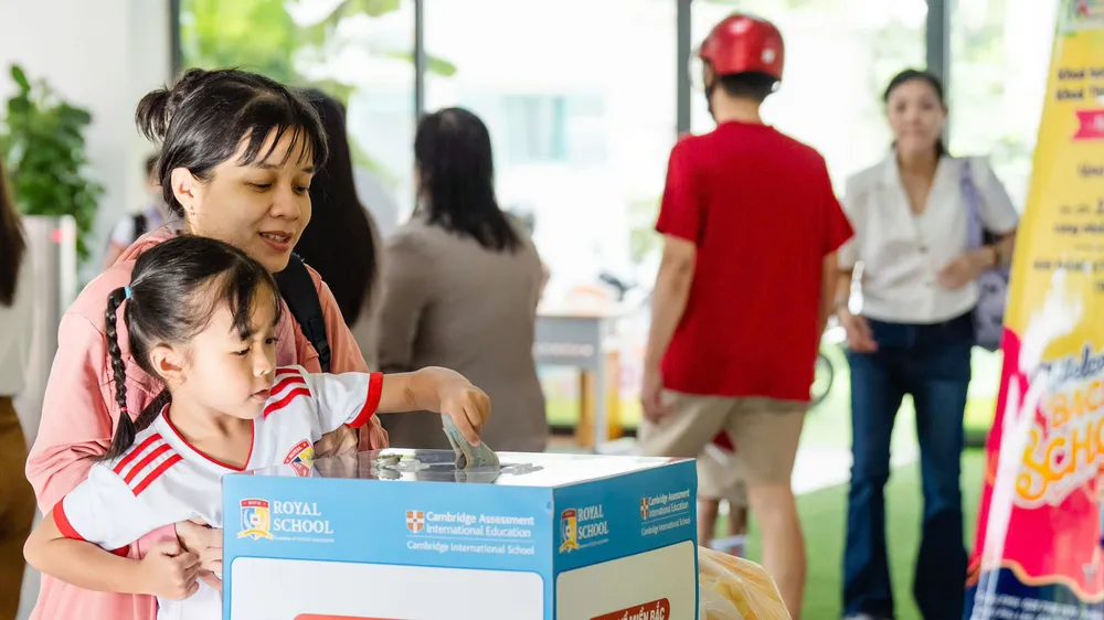 Thầy cô, cha mẹ tin rằng dạy con bài học sẻ chia từ những điều thiết thực, gần gũi trong cuộc sống
