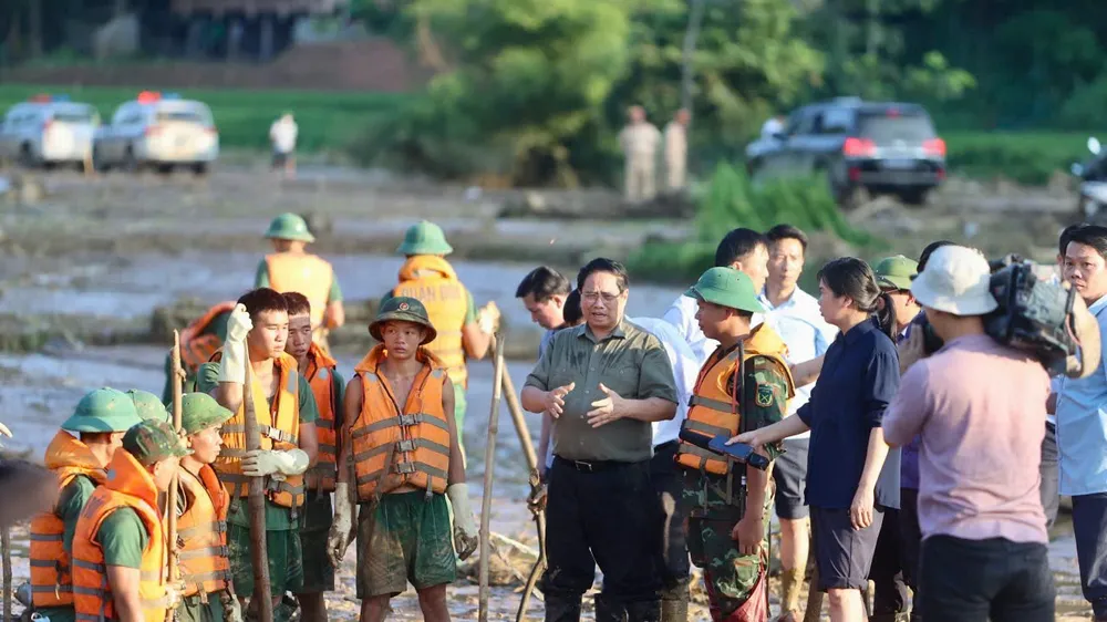 Thủ tướng Phạm Minh Chính động viên, thăm hỏi các lực lượng cứu nạn cứu hộ tại Làng Nủ 