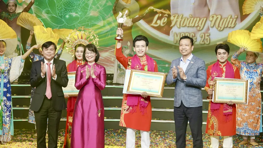 Phó Chủ tịch UBND TPHCM Trần Thị Diệu Thúy, Phó Trưởng Ban Tuyên giáo Thành ủy TPHCM Tăng Hữu Phong và Phó Tổng Giám đốc Đài Truyền hình TPHCM Thái Thành Chung trao giải Chuông vàng cho thí sinh Lê Hoàng Nghi