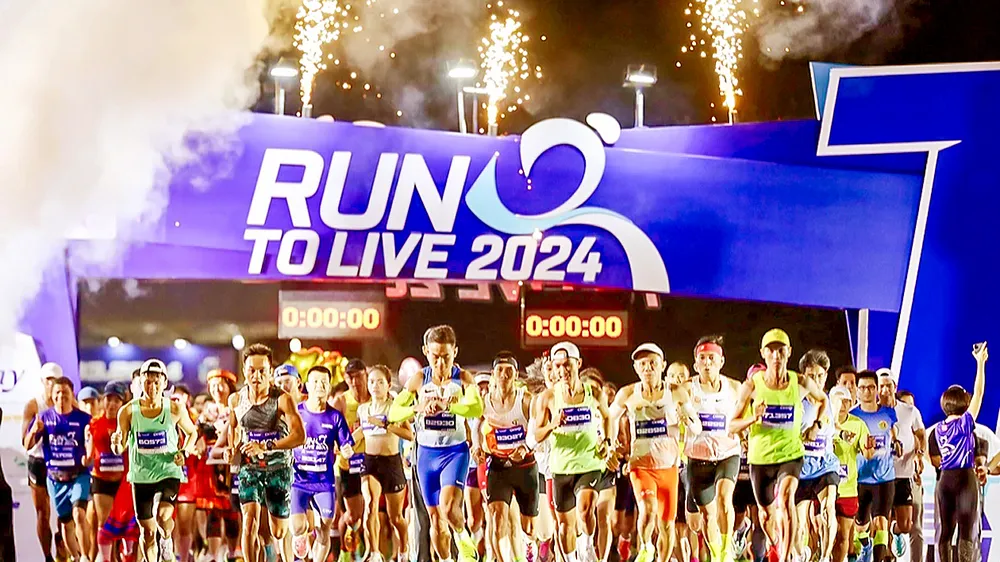 VĐV xuất phát ở cự ly 21km ở giải chạy Run To Live mùa giải đầu tiên năm 2024. Ảnh: DŨNG PHƯƠNG