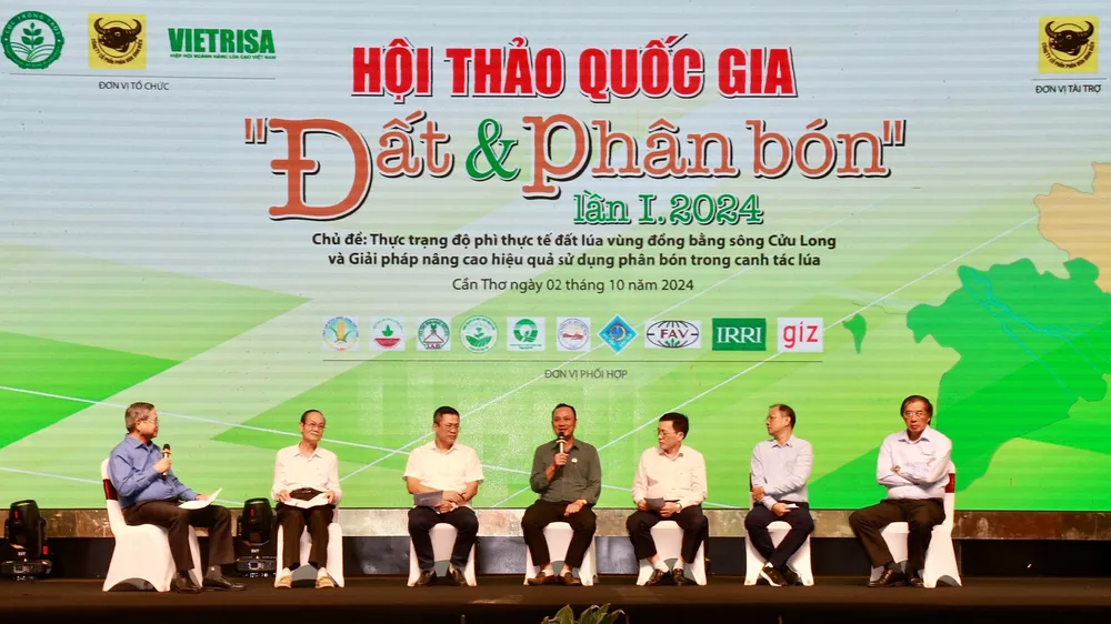 Các nhà khoa học tham dự diễn đàn tại hội thảo