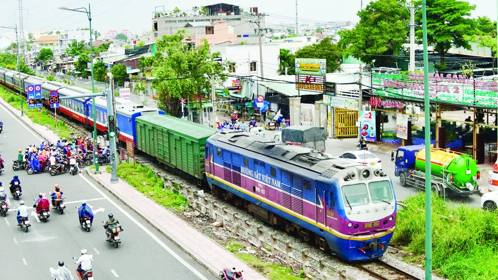 Tàu lửa hành trình Bắc Nam ngang qua địa phận phường Hiệp Bình Chánh, TP Thủ Đức, TPHCM. Ảnh: HOÀNG HÙNG