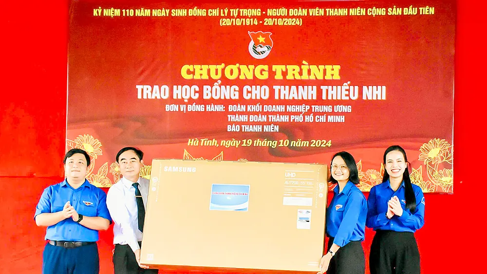 Thành đoàn TPHCM trao tặng tivi hỗ trợ dạy học, sinh hoạt tại Trường Trung cấp nghề Lý Tự Trọng (huyện Can Lộc, Hà Tĩnh)