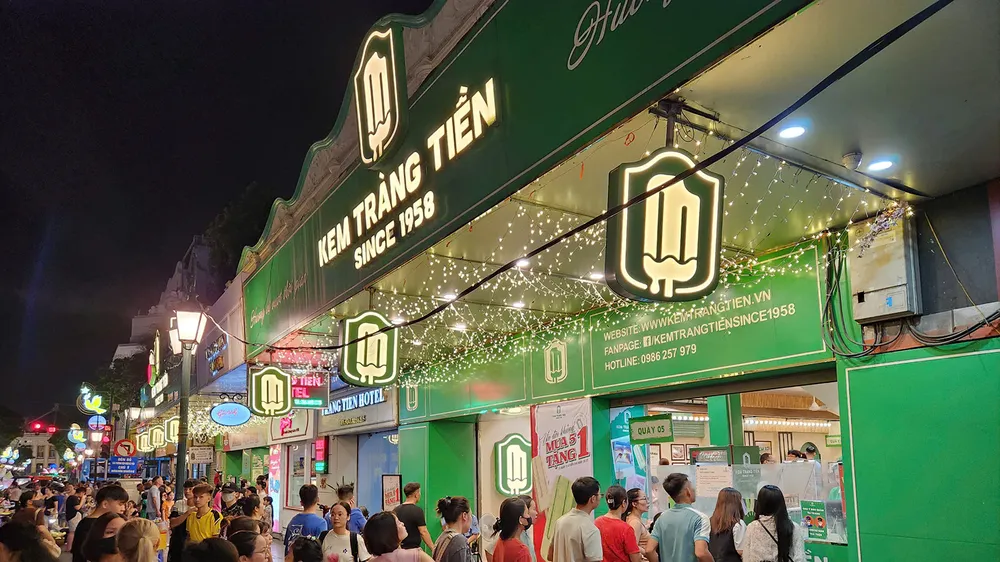 Khách hàng xếp hàng mua kem Tràng Tiền