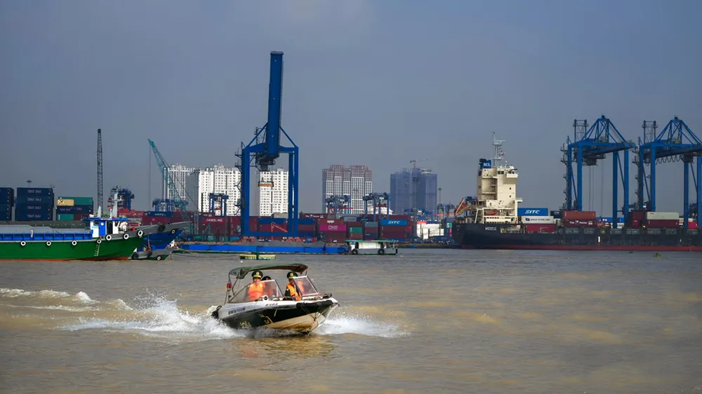 Cán bộ, chiến sĩ Biên phòng tuần tra trên sông Sài Gòn