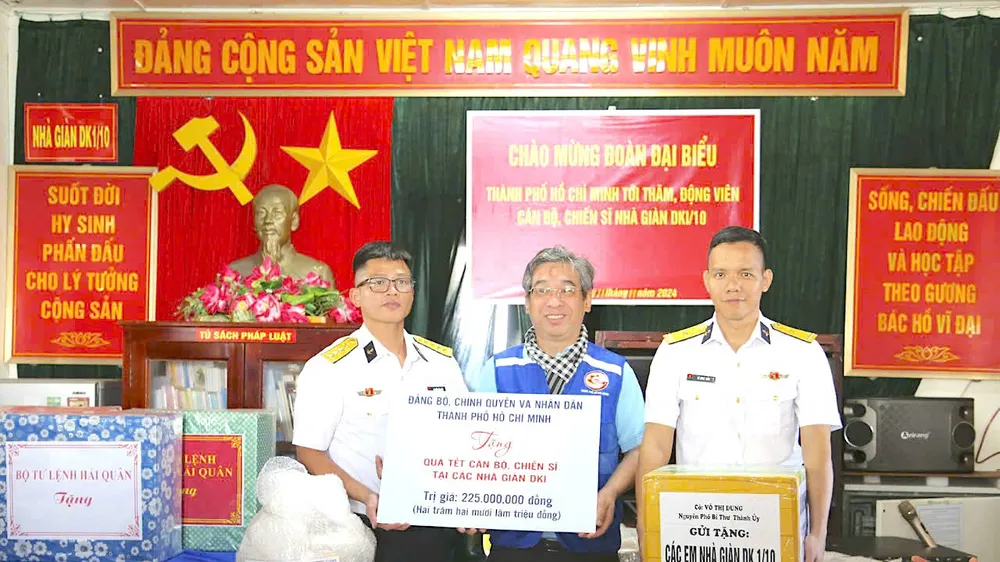 Đồng chí Nguyễn Phước Lộc tặng quà của Đảng bộ, chính quyền và nhân dân TPHCM đến cán bộ, chiến sĩ nhà giàn DK1/10. Ảnh: QUANG HUY