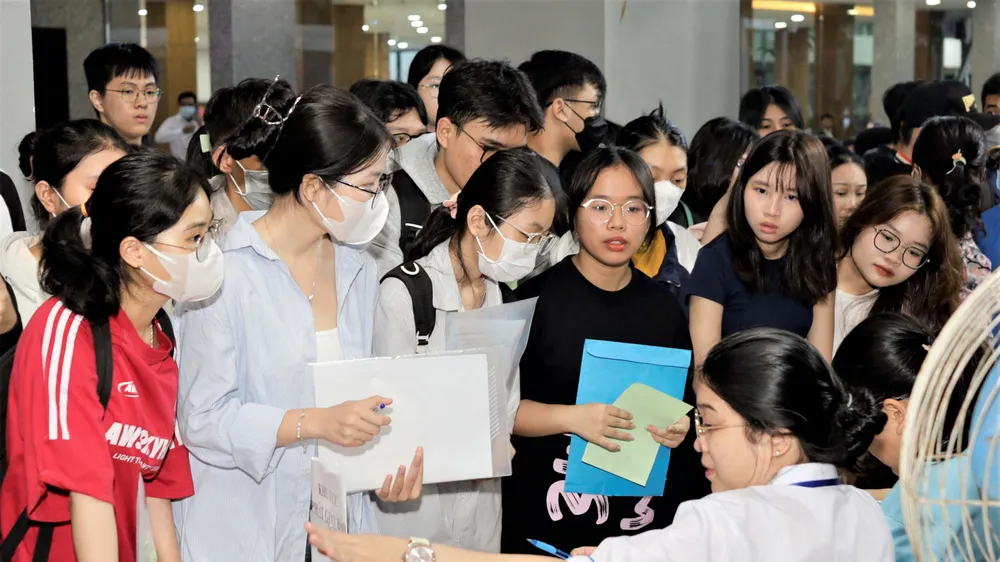 Thí sinh tìm hiểu thông tin xét tuyển học bạ tại Trường Đại học Công thương TPHCM năm 2024