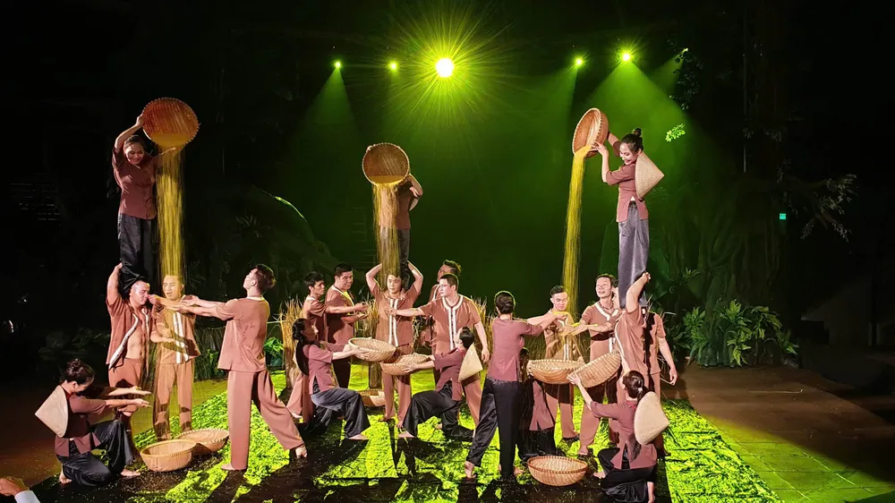 Các nghệ sĩ xiếc trẻ của Nhà hát Nghệ thuật Phương Nam trong chương trình xiếc MeKong show. Ảnh: THÚY BÌNH