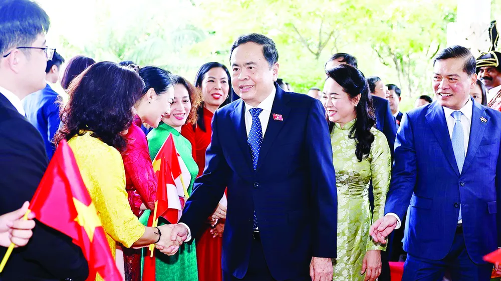 Đại diện cộng đồng người Việt Nam tại Singapore chào mừng Chủ tịch Quốc hội Trần Thanh Mẫn và phu nhân. Ảnh: TTXVN