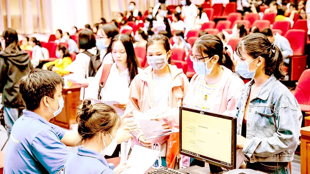 Tân sinh viên làm thủ tục nhập học năm 2024 tại Trường Đại học Kinh tế - Luật (Đại học Quốc gia TPHCM). Ảnh: THANH HÙNG