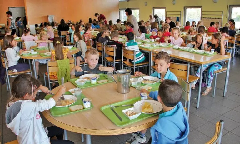Một trường học ở Italy tổ chức thực đơn lành mạnh giúp chống béo phì ở trẻ em. Ảnh: Gambero Rosso