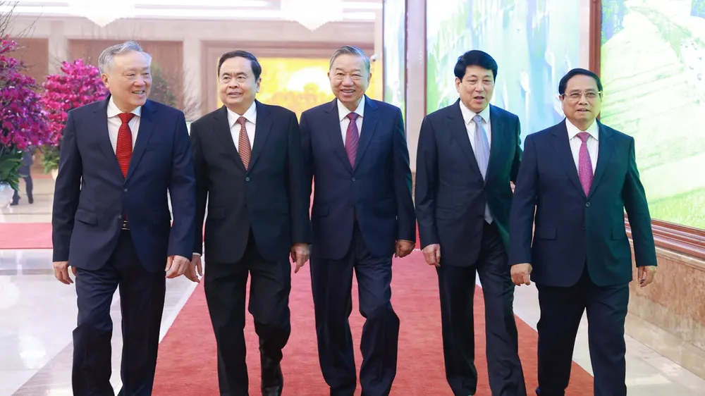 Tổng Bí thư Tô Lâm, Chủ tịch nước Lương Cường, Thủ tướng Phạm Minh Chính, Chủ tịch Quốc hội Trần Thanh Mẫn, Phó Thủ tướng Thường trực Nguyễn Hòa Bình dự hội nghị tổng kết công tác năm 2024, triển khai nhiệm vụ năm 2025 của Chính phủ và chính quyền địa phương, sáng 8-1 