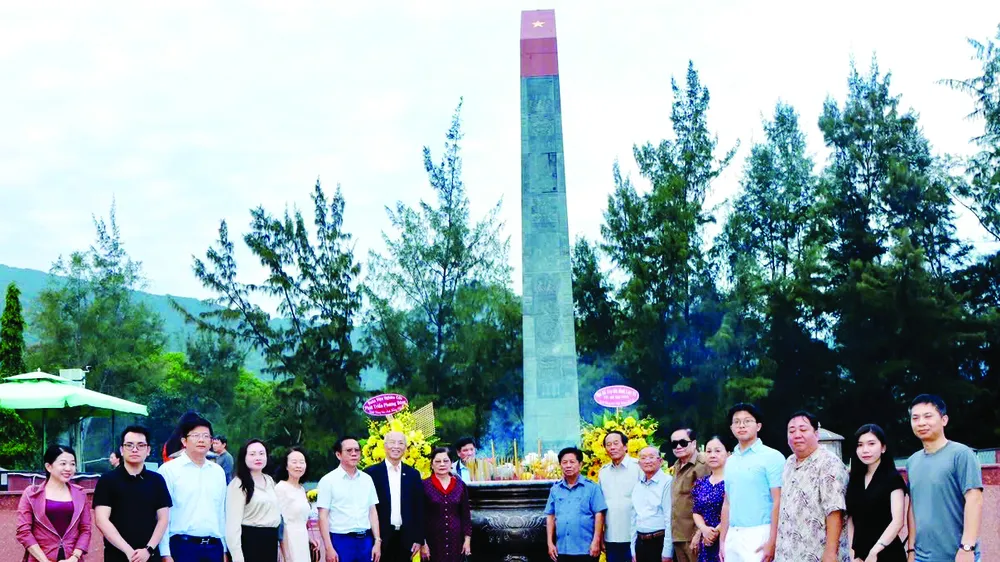 Đoàn viếng nghĩa trang Hàng Dương, huyện Côn Đảo, Bà Rịa - Vũng Tàu