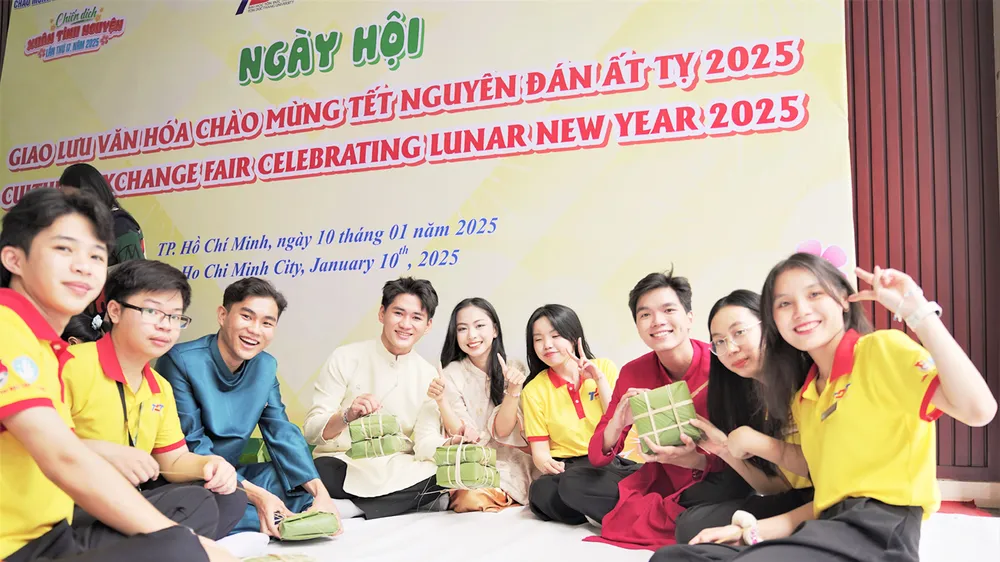 Trường ĐH Tôn Đức Thắng tổ chức ngày hội giao lưu văn hóa chào mừng Tết Ất Tỵ 2025 cho giảng viên, sinh viên