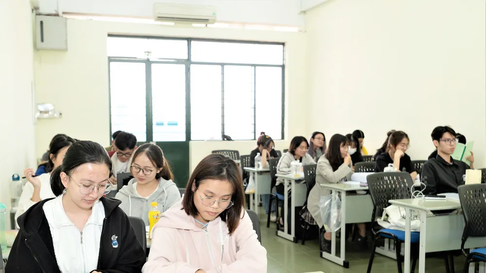 Sinh viên ngành Kinh doanh thương mại Hàn Quốc (liên ngành giữa Trường ĐH Kinh tế - Luật và Trường ĐH Khoa học Xã hội và Nhân văn, ĐH Quốc gia TPHCM) trong giờ học