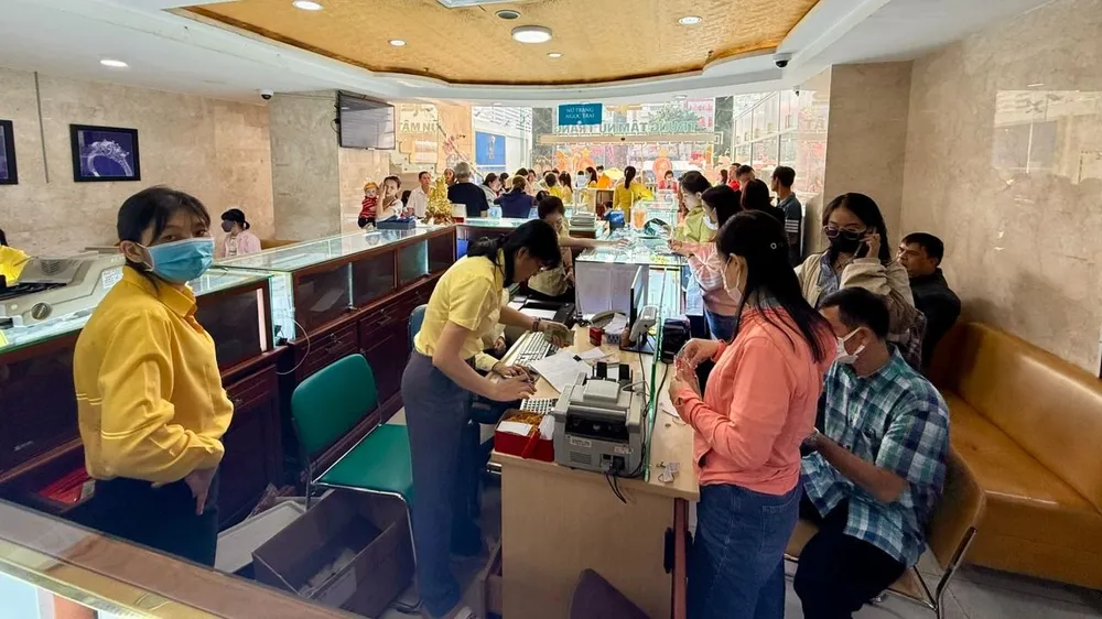 Phá kỷ lục sáng nay, giá vàng tăng lên sát mức 102 triệu đồng/lượng