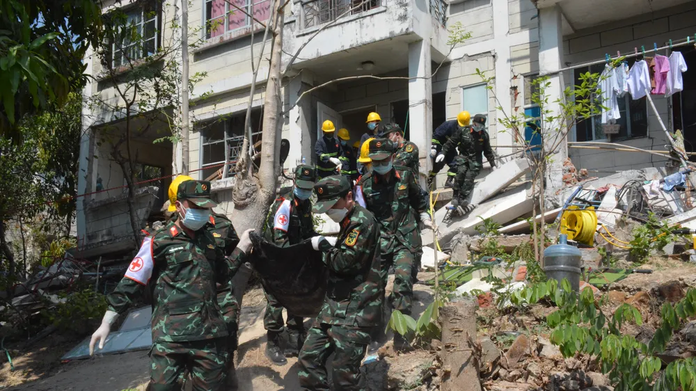 Lực lượng cứu hộ của Quân đội nhân dân Việt Nam hỗ trợ tìm kiếm các nạn nhân ra khỏi khu vực đổ nát. Ảnh: BỘ QUỐC PHÒNG