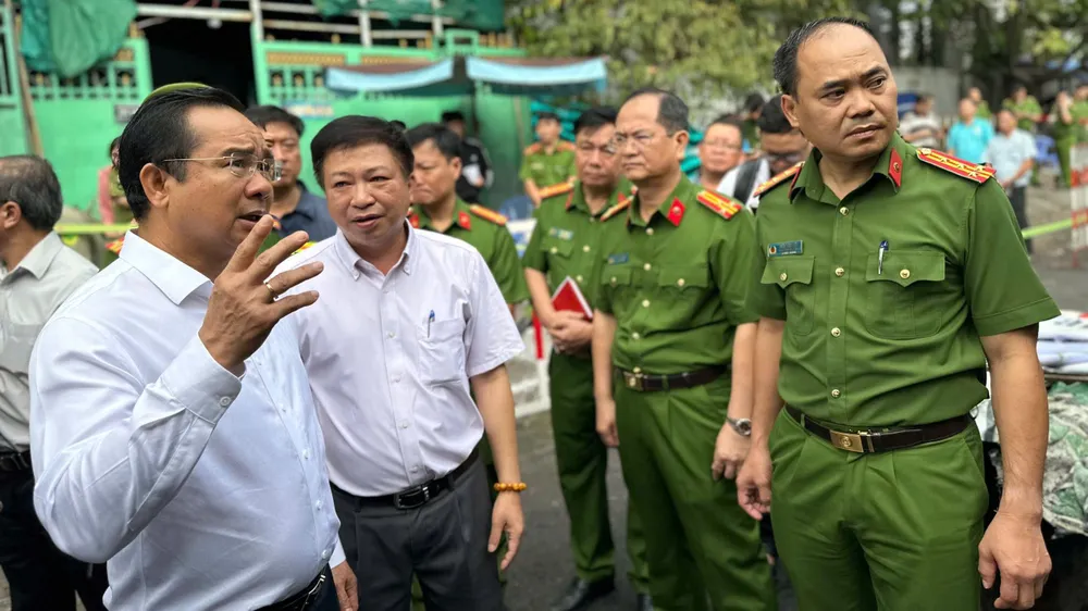 Chủ tịch UBND TPHCM thăm, động viên gia đình có nạn nhân tử vong trong vụ cháy ở quận 8