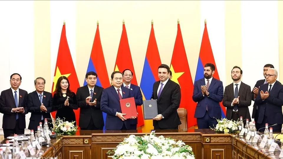 Chủ tịch Quốc hội Trần Thanh Mẫn và Chủ tịch Quốc hội Armenia Alen Simonyan ký Thỏa thuận hợp tác giữa Quốc hội Việt Nam và Quốc hội Armenia. Ảnh: TTXVN