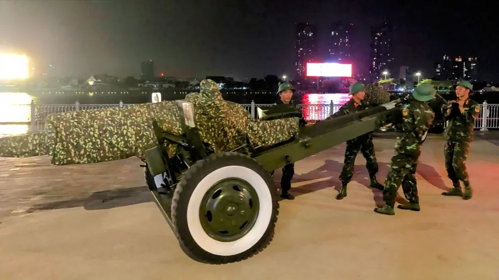 Xuyên đêm triển khai trận địa pháo lễ