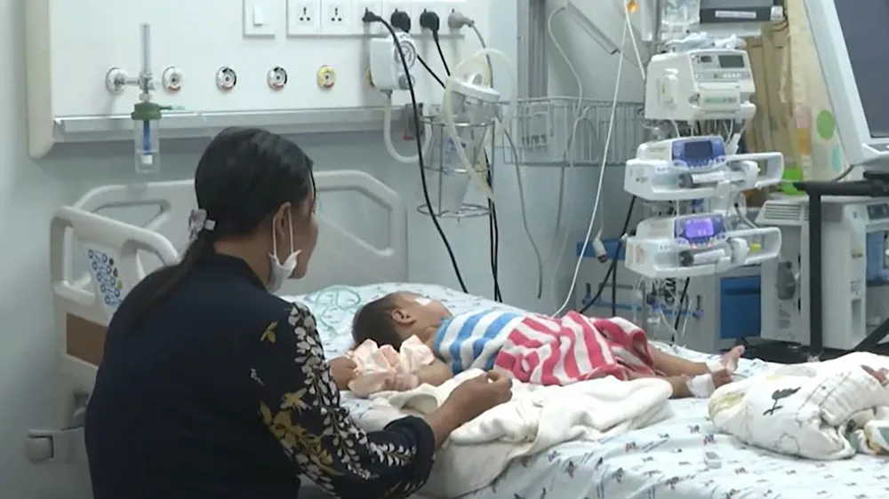 Bệnh nhi mắc tay chân miệng đang điều trị tại Bệnh viện Nhi Đồng Thành phố