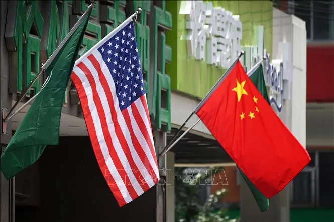 Quốc kỳ của Trung Quốc và Mỹ bên ngoài một khách sạn ở Bắc Kinh, Trung Quốc. Ảnh: AFP/TTXVN