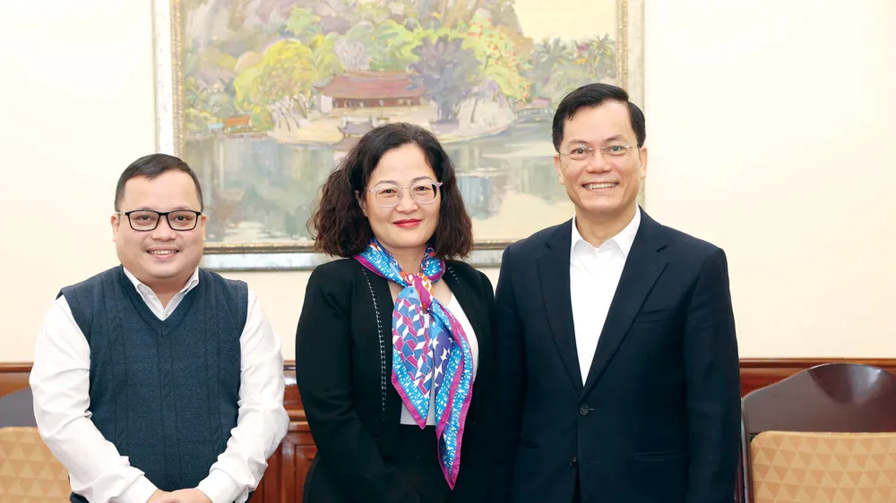 Nguyên Thứ trưởng Bộ Ngoại giao Hà Kim Ngọc (phải) cùng phóng viên Báo SGGP