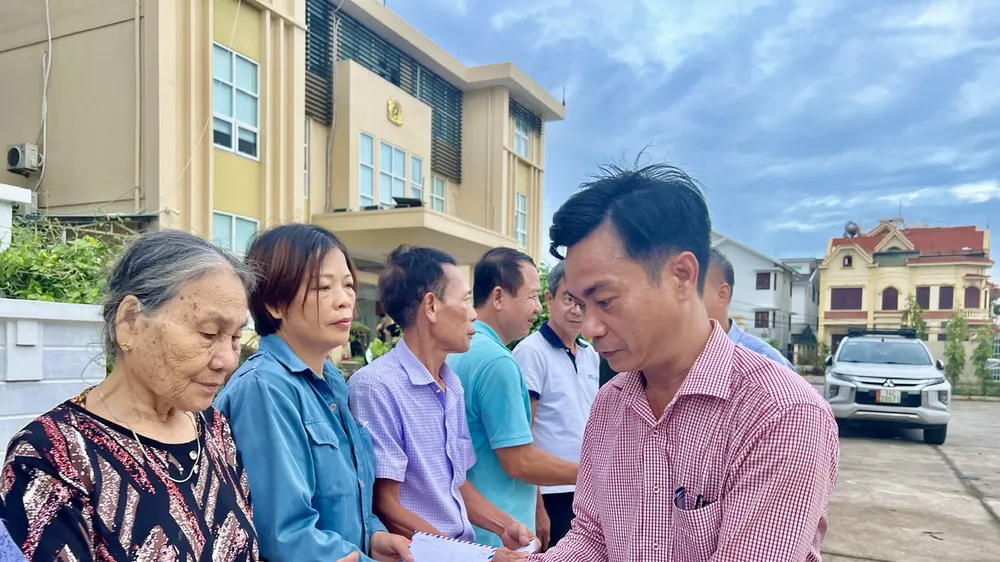 Phóng viên Quốc Hùng trao hỗ trợ đến các gia đình bị thiệt hại nặng nề do bão Yagi (bão số 3, năm 2024) tại phường Hồng Hải, TP Hạ Long, tỉnh Quảng Ninh