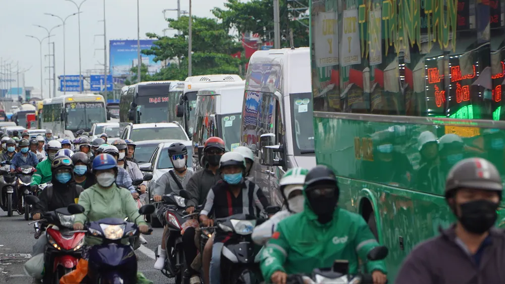 Người dân trở về sau lễ khiến cửa ngõ từ các tỉnh miền Tây về TPHCM bị ùn ứ. Ảnh: QUỐC HÙNG