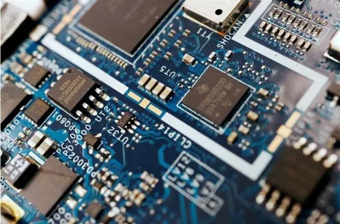 Chip bán dẫn trên một bản mạch máy tính. Ảnh: REUTERS/TTXVN