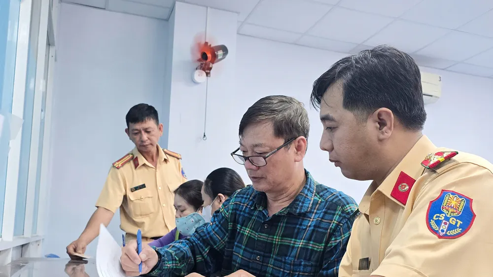 CSGT TPHCM hướng dẫn người dân làm thủ tục đăng ký xe