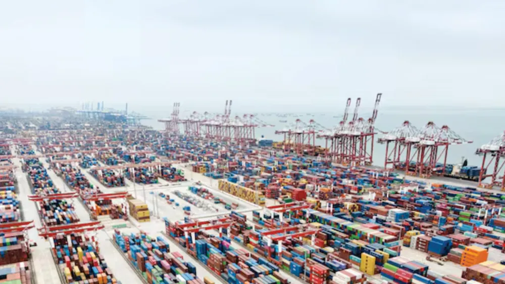 Container tại cảng Quảng Châu ở tỉnh Quảng Đông, Trung Quốc xếp hàng chờ vận chuyển. Ảnh: Yonhap