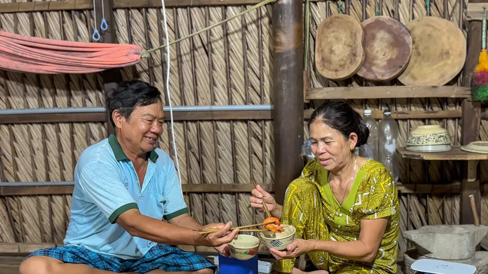 Bữa cơm gia đình ấm tình mẹ cha. Ảnh: ĐỖ TÌNH