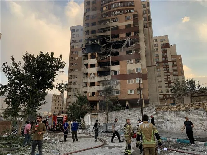 Tòa nhà tại Tehran, Iran bị hư hại sau cuộc tấn công của Israel. Ảnh: AA/TTXVN