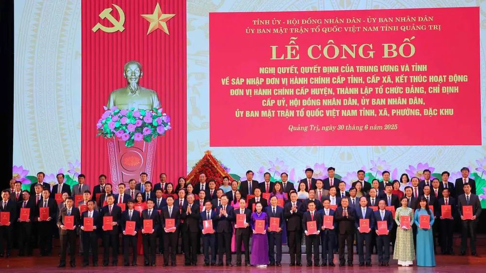 78 Bí thư Đảng ủy cấp xã ở tỉnh Quảng Trị nhận nhiệm vụ sáng 30-6. Ảnh: LĐO