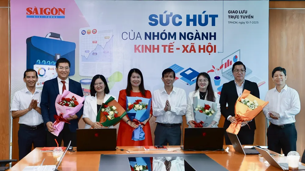 Phó Tổng Biên tập Phụ trách Báo Sài Gòn Giải Phóng Nguyễn Khắc Văn tặng hoa cho các chuyên gia hướng nghiệp giao lưu trực tuyến, sáng 10-7. Ảnh: DŨNG PHƯƠNG