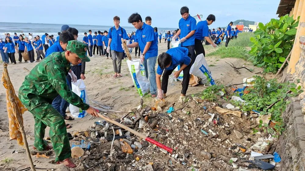 ĐVTN dọn, thu gom gần 3 tấn rác dọc bãi biển khu vực phường Tam Thắng. Ảnh: VÕ HÙNG