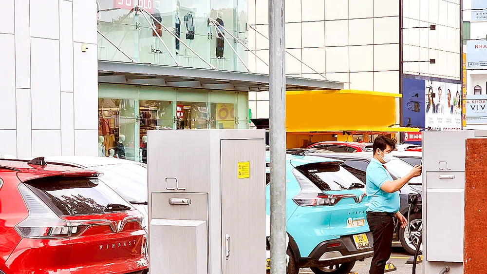 Tài xế xe dịch vụ sử dụng trạm sạc tại phường An Nhơn, TPHCM. Ảnh: ĐỨC TRUNG