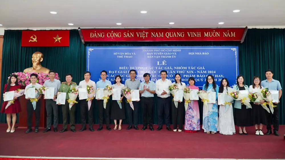 TPHCM khen thưởng 70 tác phẩm hay viết về Thành phố 