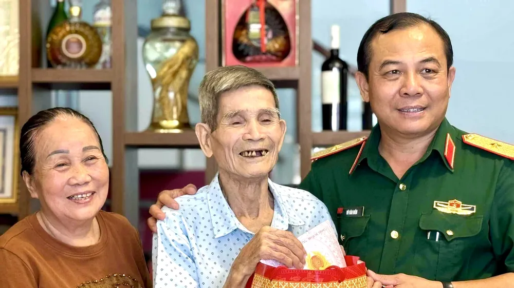 Thiếu tướng Vũ Văn Điền, Ủy viên Ban Thường vụ Thành ủy, Tư lệnh Bộ Tư lệnh TPHCM thăm, tặng quà gia đình ông Nguyễn Xuân Viên, cựu tù chính trị Côn Đảo