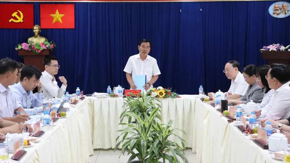 Phó Trưởng Ban Tổ chức Thành ủy TPHCM Nguyễn Văn Minh trao đổi tại buổi làm việc