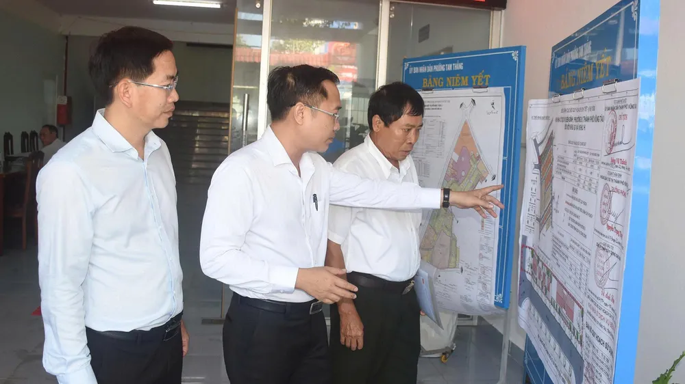 Lãnh đạo phường Tam Thắng giới thiệu các khu vực được miễn giấy phép xây dựng. Ảnh: QUANG VŨ