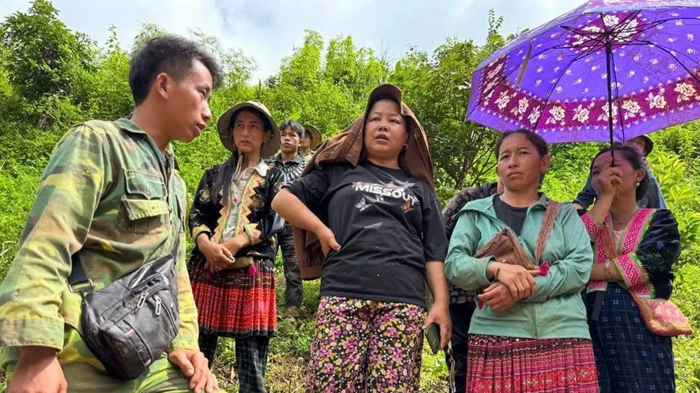 Trưởng bản Mùa A Thi (bìa trái) trao đổi với bà con thoát nạn lũ quét
