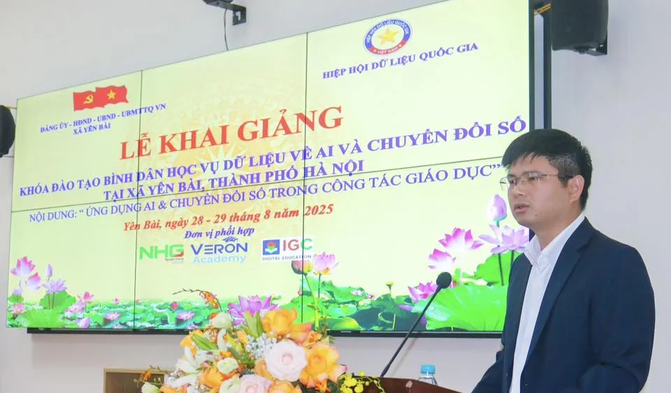 Thiếu tá Đào Đức Triệu, Giám đốc Trung tâm Sáng tạo, khai thác dữ liệu, Trung tâm Dữ liệu quốc gia, Tổng Thư ký Hiệp hội Dữ liệu quốc gia" phát biểu tại lễ khai giảng