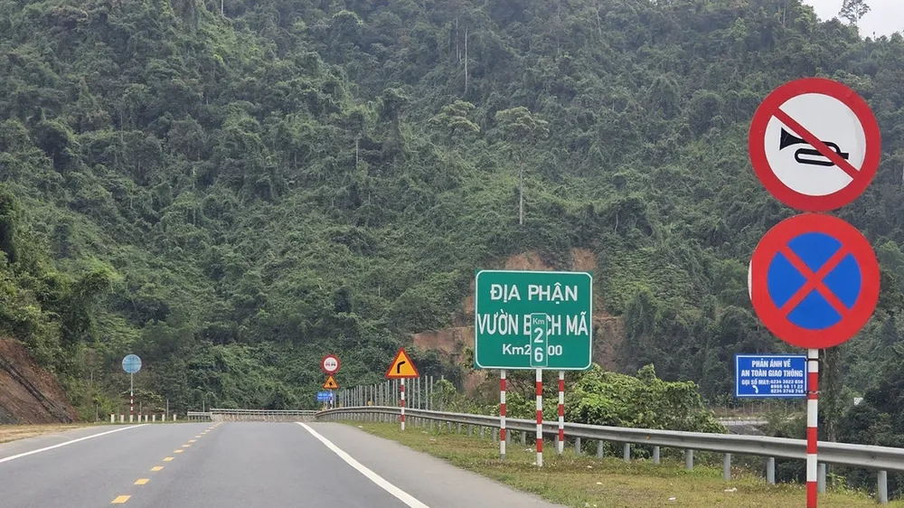 Biện pháp trước mắt là cắm biển cấm còi hơi khi ô tô đi qua VQG Bạch Mã. Ảnh: MINH PHONG
