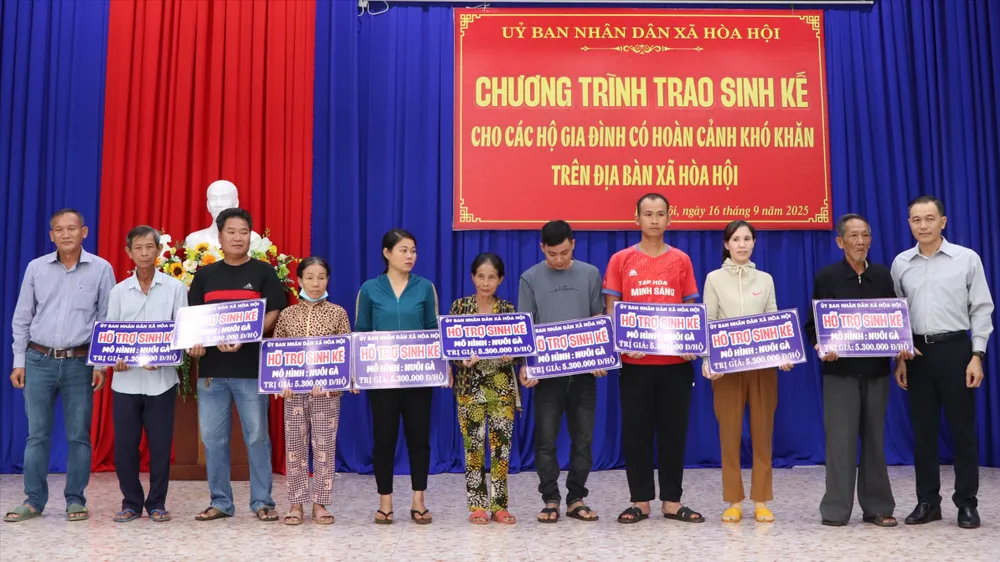 Trao gà giống cho các hộ gia đình có hoàn cảnh khó khăn