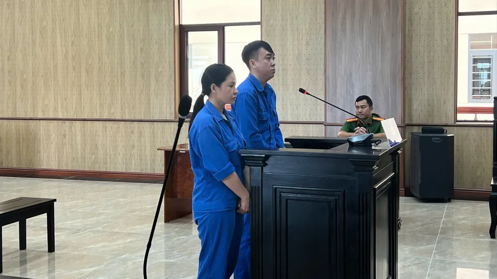 Bị cáo Lê Công Giang và Trần Thị Thúy Kiều tại phiên toà. Ảnh: TRÚC GIANG