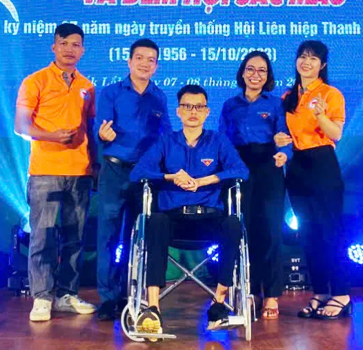 Nguyễn Tài Nam đạt được nhiều thành tích trong công tác thiện nguyện và được Tỉnh đoàn Đắk Lắk tặng bằng khen. Ảnh: NVCC