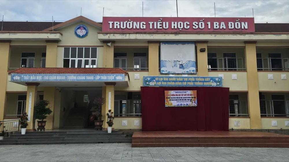 Hiệu trưởng Trường Tiểu học số 1 Ba Đồn xin lỗi vì suất ăn bán trú gây bức xúc 