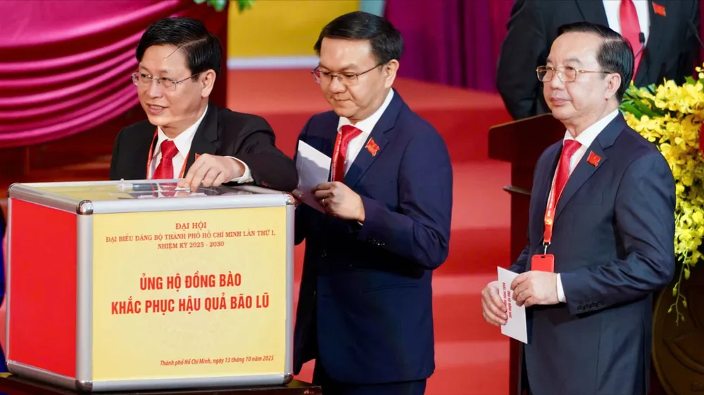 Đại biểu dự Đại hội Đảng bộ TPHCM lần thứ I ủng hộ đồng bào khắc phục hậu quả bão lũ